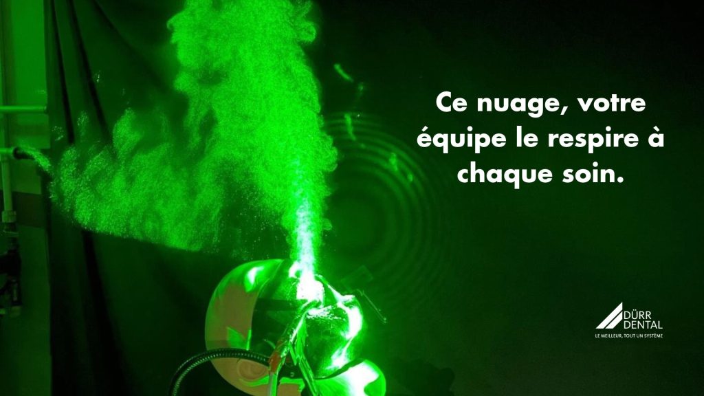 Nuage d’aérosol rendu visible par éclairage laser au-dessus d’une tête fantôme pendant un soin simulé